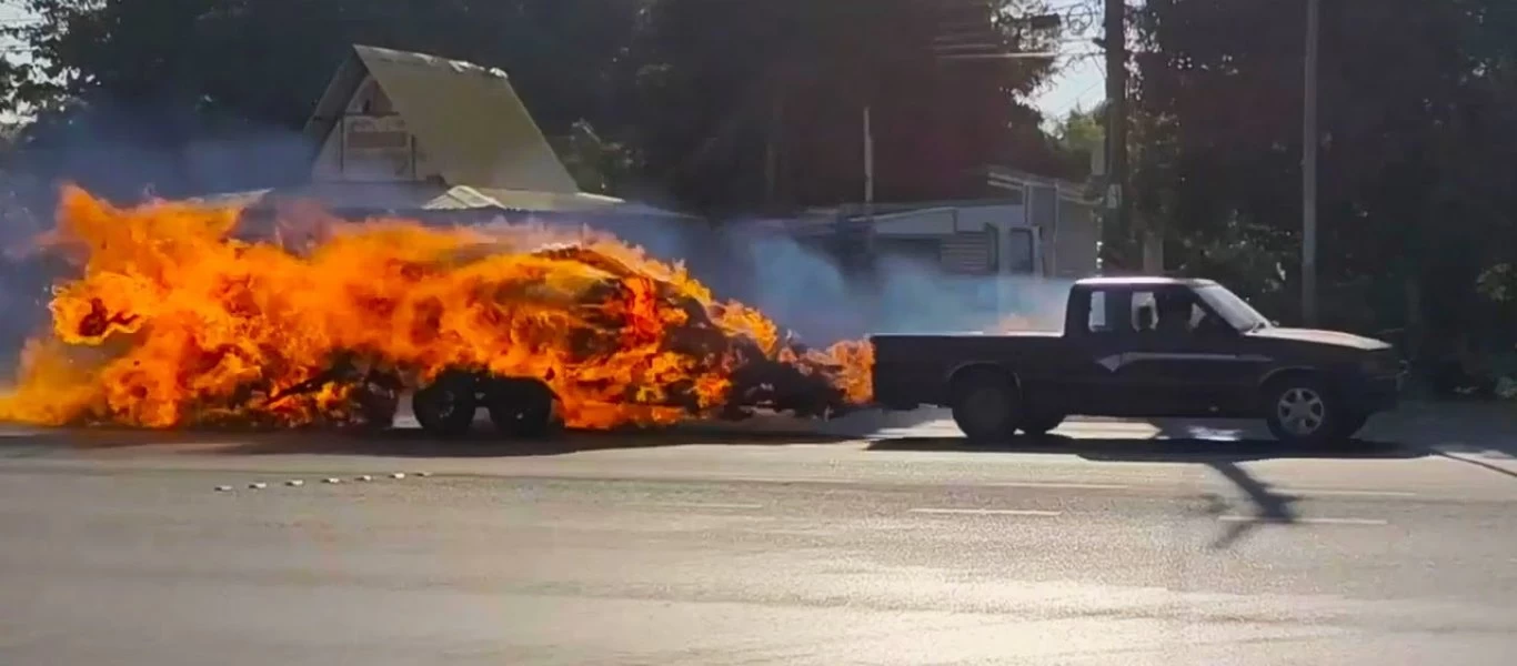 Τρομακτική στιγμή με φλεγόμενο φορτηγάκι να τρέχει στον δρόμο (βίντεο)